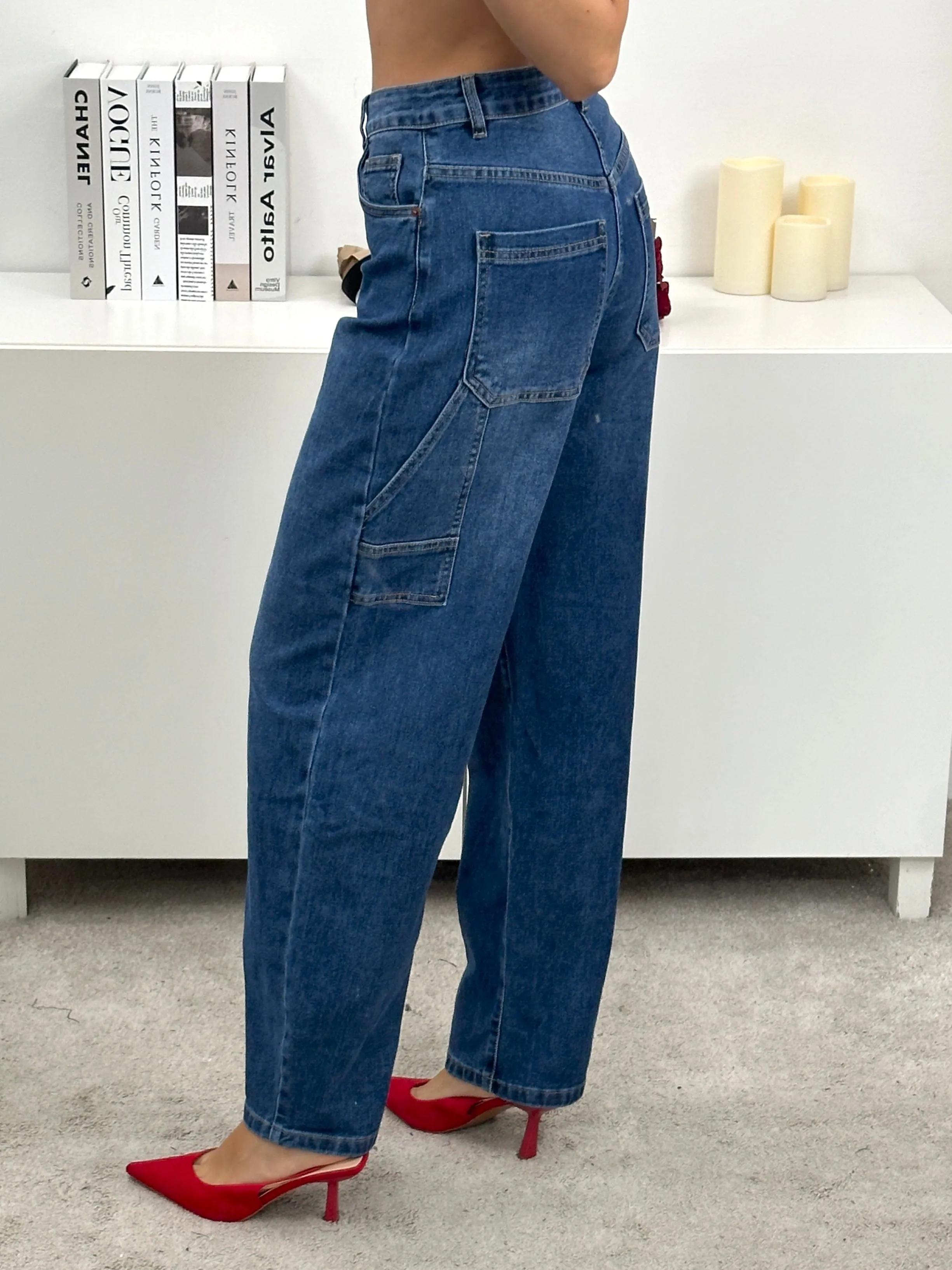 Jeans blu con cinturino ai laterali&nbsp;