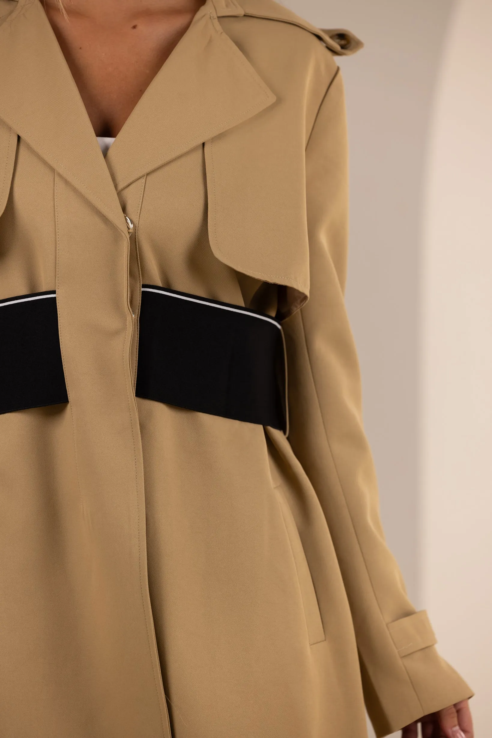 Modelle/Move Detailed Trench Coat